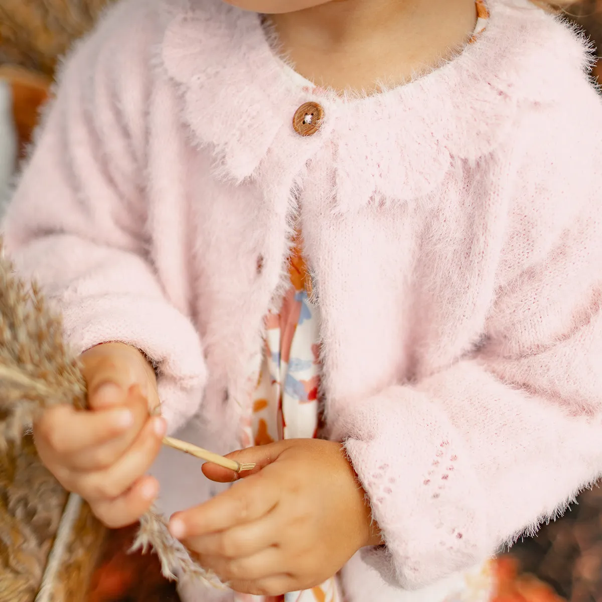 Cardigan de maille rose pâle avec col rond à volant, bébé || Light pink knitted cardigan with ruffled collar, baby