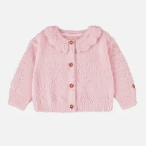 Cardigan de maille rose pâle avec col rond à volant, bébé || Light pink knitted cardigan with ruffled collar, baby