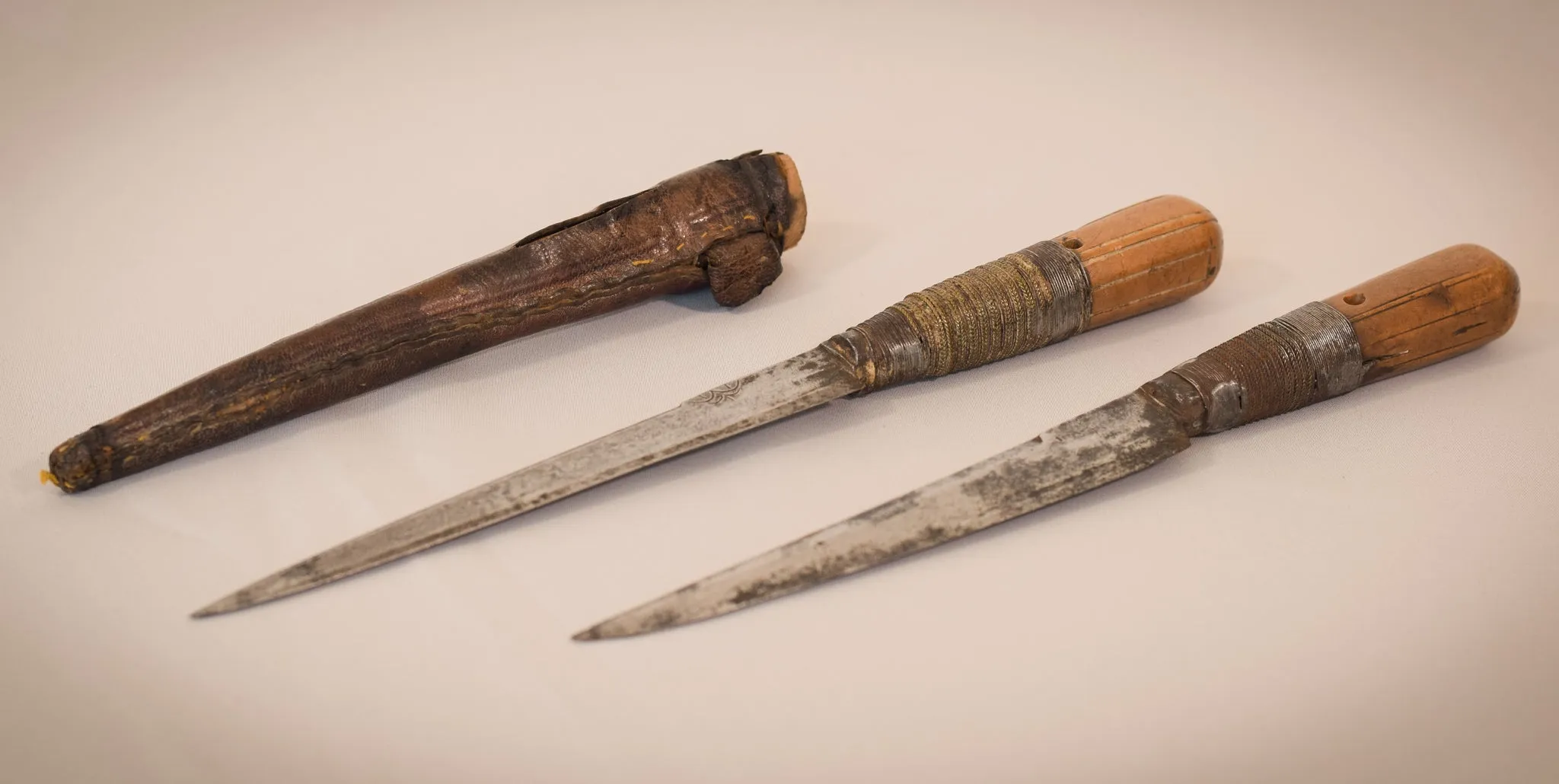 Early 17th or 18th century - Two hunting knifes or daggers one with leather sheaf