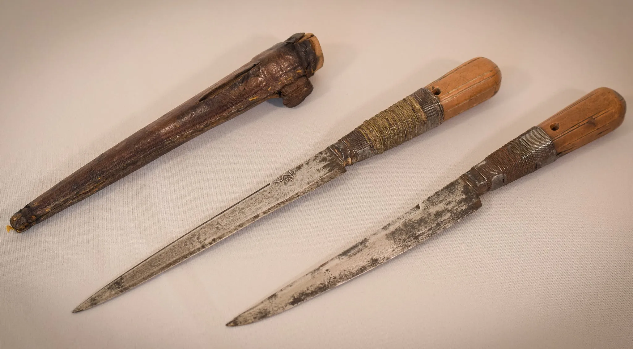 Early 17th or 18th century - Two hunting knifes or daggers one with leather sheaf